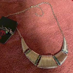 Pretty necklace with matching earrings silver and green never worn Paparazzi